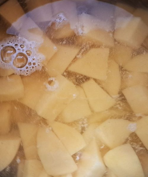 Če želite čim hitreje skuhan krompir, je pomemben korak pred tem