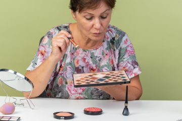 Triki za ličenje, ki ženskam po 50. letu naravno osvežijo obraz