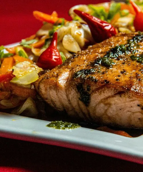 Losos z maslom in česnom v 15 minutah: viralni recept s spleta