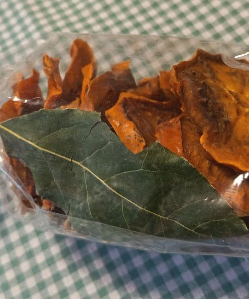 Zakaj je v vrečki s posušenimi kakiji lovorjev list? Odgovor ni naključen