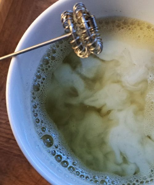 Matcha čaj z mlekom: zakaj ga piti, kako ga pripraviti in kje so pasti