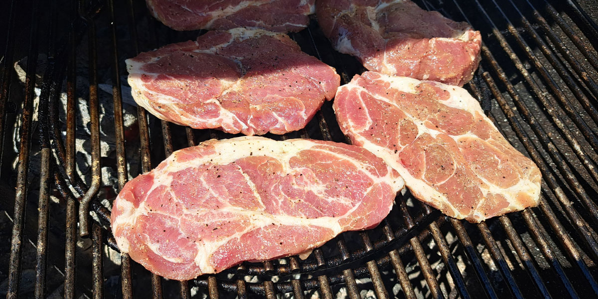 Zakaj bi morali meso pred peko vedno pustiti na sobni temperaturi vsaj 30 minut?