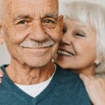 Nasmejan starejši par
