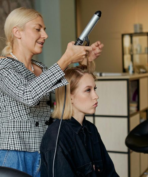 Frizerji opozarjajo: 9 navad, ki jih morate letos nujno opustiti, če želite zdrave lase