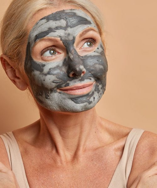 Bi morale ženske nad 55 let obraz umivati le s to domačo tekočino?