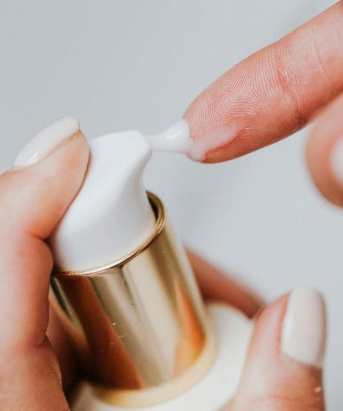 Največja napaka pri negi rok pozimi (in kako jo popraviti)