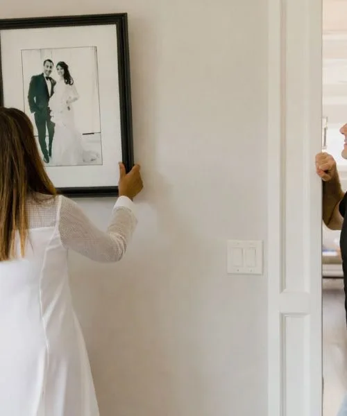 Tri napake pri obešanju slik, zaradi katerih vaš dom deluje ceneje, kot je v resnici