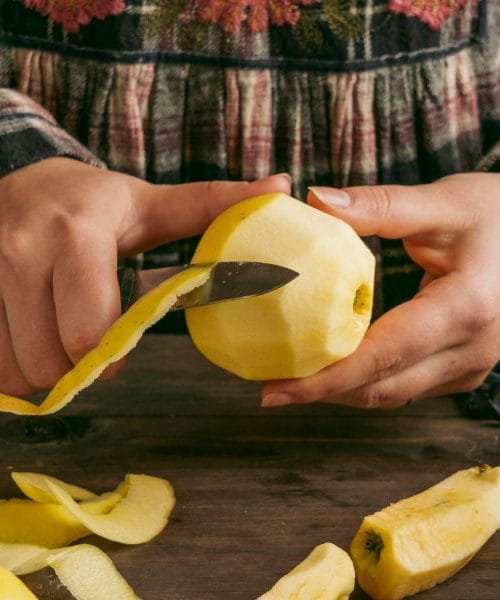 Nikar ne zavrzite olupkov jabolk: preprost postni napitek, ki pogreje in razbremeni želodec