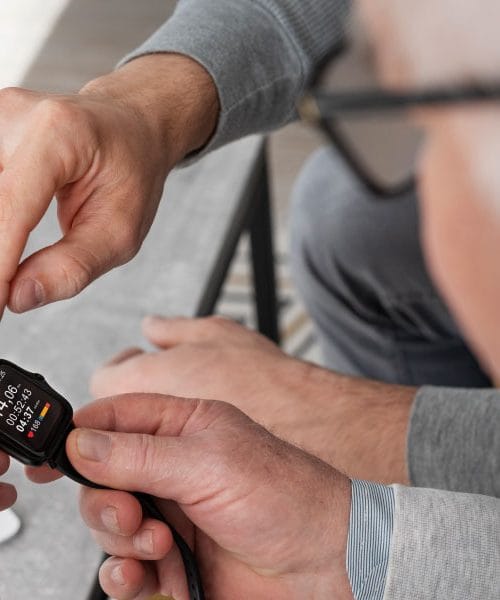 Pametne ure vam lahko rešijo življenje v primeru padca, a kako delujejo?