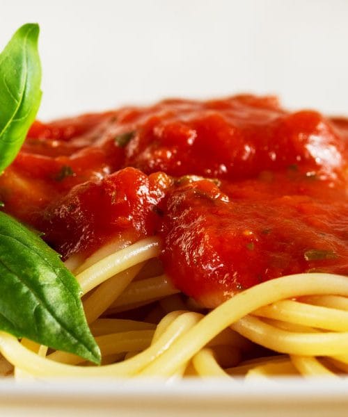 Trik, na katerega prisega znana kuharska mojstrica za slastno paradižnikovo omako