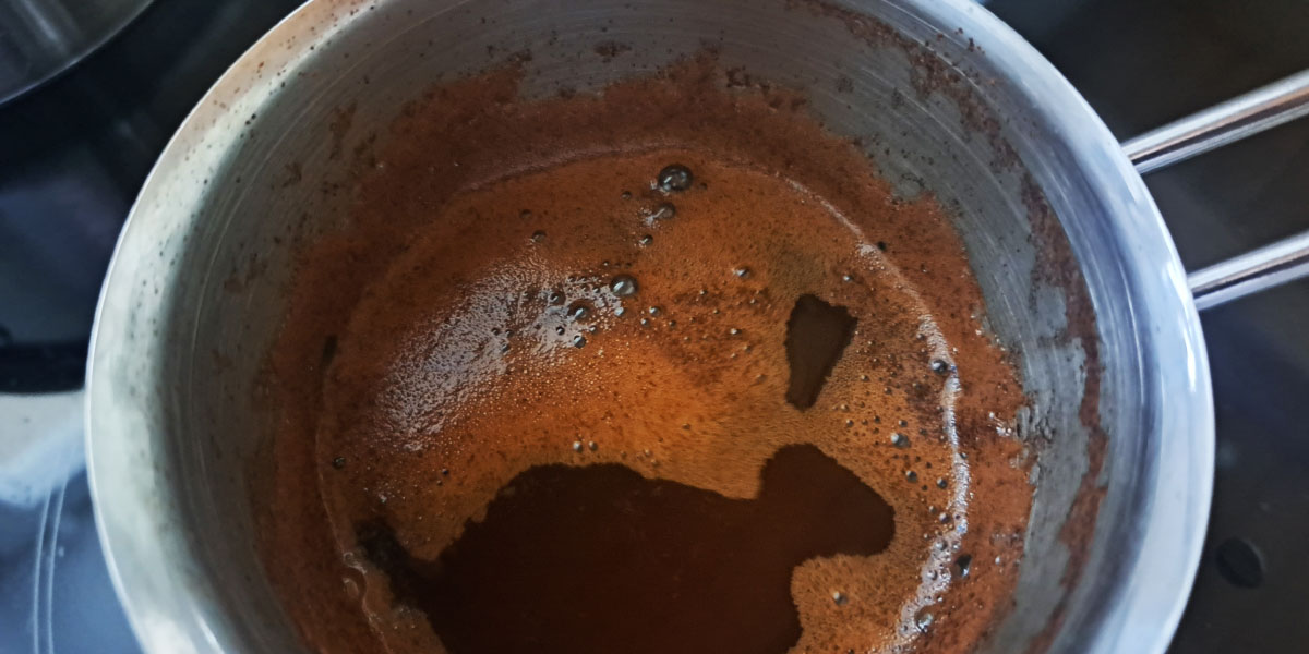 Pijete kavo na prazen želodec? To morate vedeti, preden postane navada