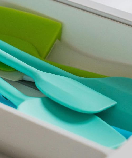 Znak na kuhinjski lopatki, ki ga večina spregleda – in lahko vpliva na hrano