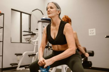 Osebna trenerka svetuje štiri vaje, ki jih je pametno izvajati že pred 60. letom