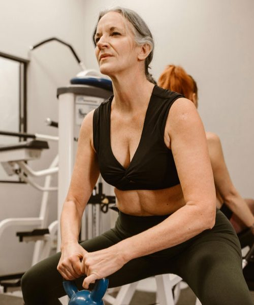 Osebna trenerka svetuje štiri vaje, ki jih je pametno izvajati že pred 60. letom