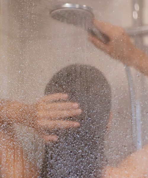 Še vedno lulate pod tušem? Zdravniki opozarjajo, da mogoče pa ni dobra ideja