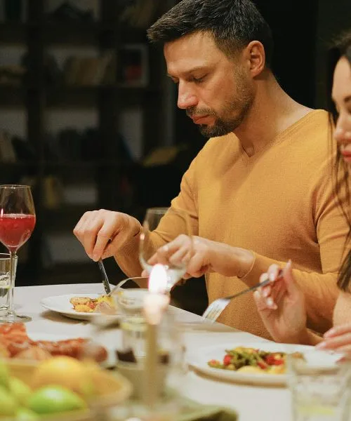 Raziskave kažejo: večerja ob pravem času pozimi lahko pospeši presnovo in izboljša spanec