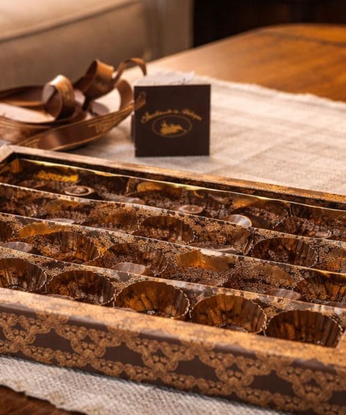 Zakaj so naše babice skrbno hranile škatle od bombonier – kaj so skrivale v njih?