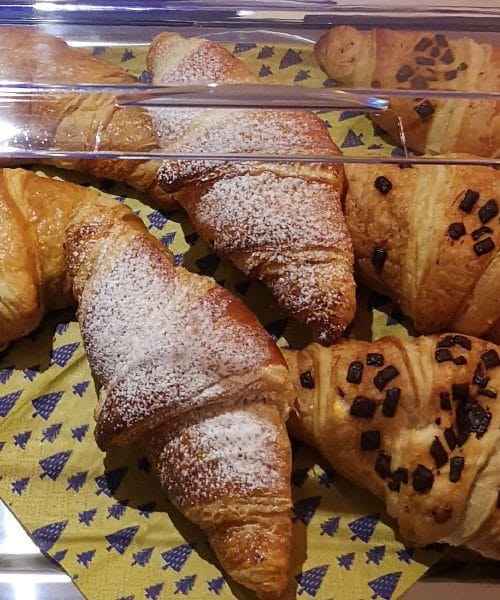 Rogljički iz listnatega testa za zajtrk – dobra ideja ali presladek začetek dneva?