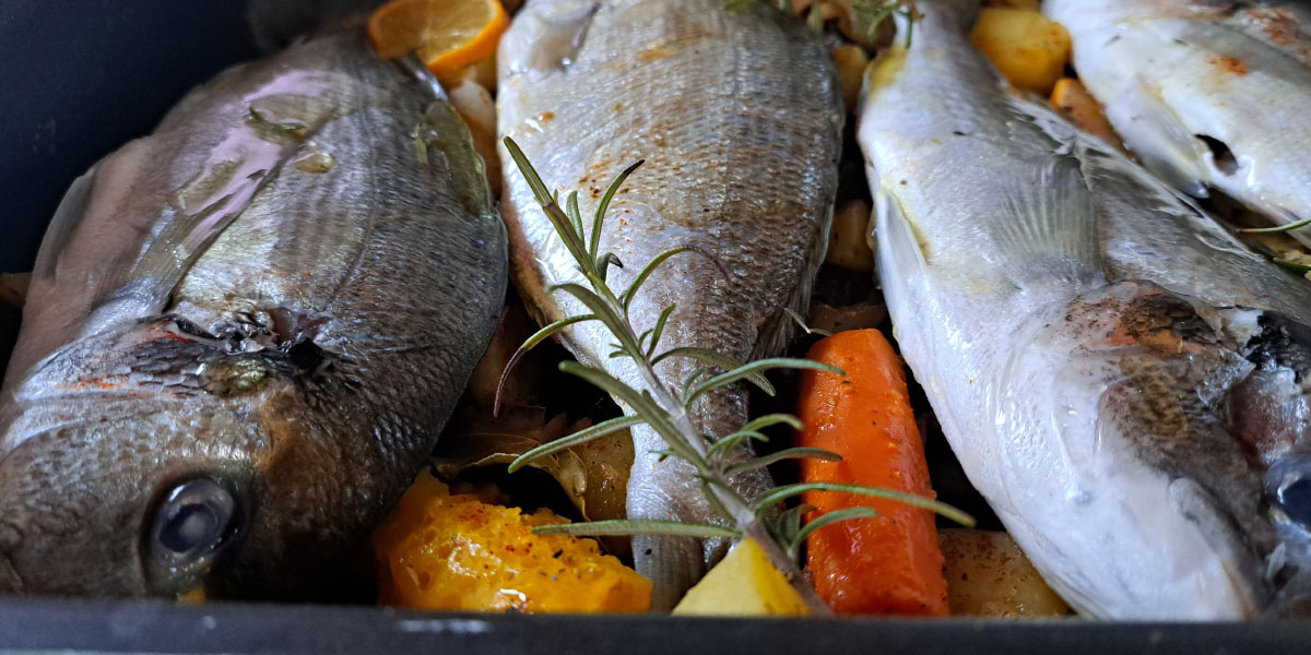 Kakšno vlogo ima rožmarin pri peki rib v pečici?