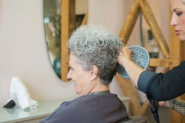 Študija razkriva: sivi lasje morda niso dokončni, proces bi bilo mogoče obrniti