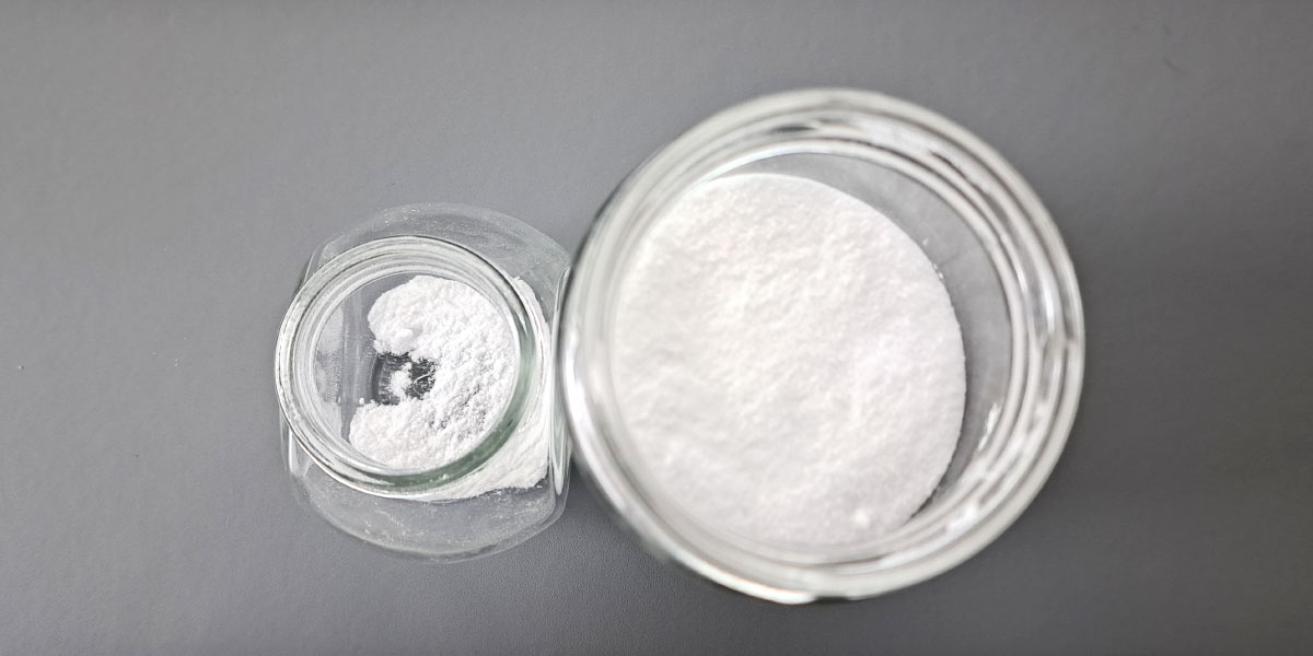 Soda bikarbona v prahu ali v zrnu – razlika, ki jo večina spregleda