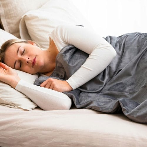 Ena žlica tega olja pred spanjem? Po 50. letu ga uporabljajo zaradi občasnega zaprtja