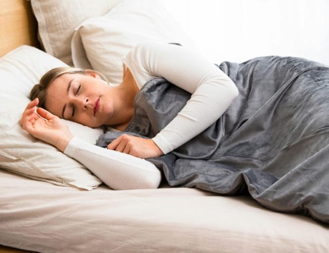 Ena žlica tega olja pred spanjem? Po 50. letu ga uporabljajo zaradi občasnega zaprtja