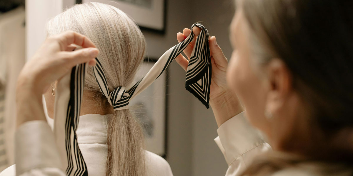 Srebrni lasje brez rumenih odtenkov: trije nasveti za nego, da bo pričeska vedno sijoča