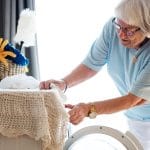 Starejša gospa, pranje perila
