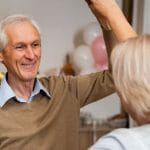 Starejši par pleše