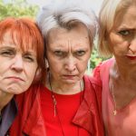 Tri ženske grdo gledajo