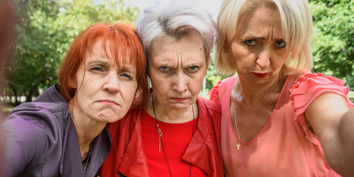 Tri ženske grdo gledajo