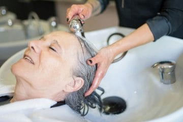 Kako pogosto bi morali umivati lase? Odgovor je bolj oseben, kot misli večina