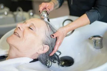 Kako pogosto bi morali umivati lase? Odgovor je bolj oseben, kot misli večina