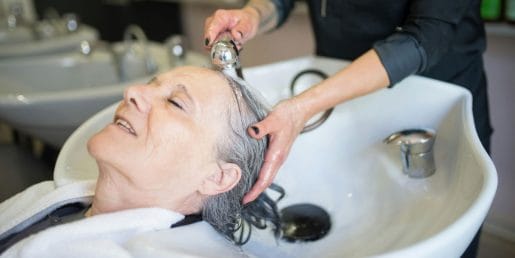 Kako pogosto bi morali umivati lase? Odgovor je bolj oseben, kot misli večina