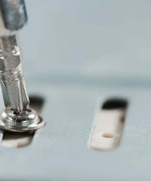 Kako narediti, da se vijaki držijo izvijača: preprost trik za vsakega domačega mojstra