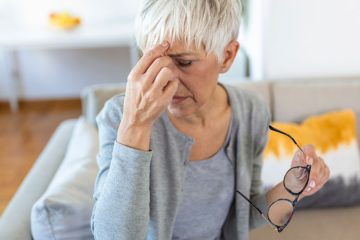 Vrtoglavica pri vstajanju: kdaj gre za nizek pritisk in kdaj je čas za obisk zdravnika