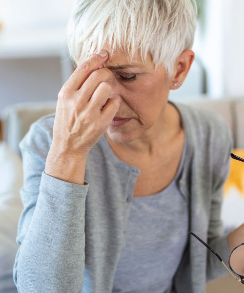 Vrtoglavica pri vstajanju: kdaj gre za nizek pritisk in kdaj je čas za obisk zdravnika