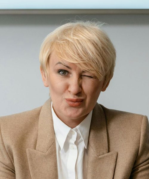 Sedem sodobnih pixie frizur, ki vam po 50. letu vračajo samozavest in mladosten videz