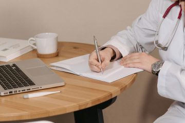 Zdravnica razkriva tri ključne navade za dolgo življenje brez odvisnosti od drugih