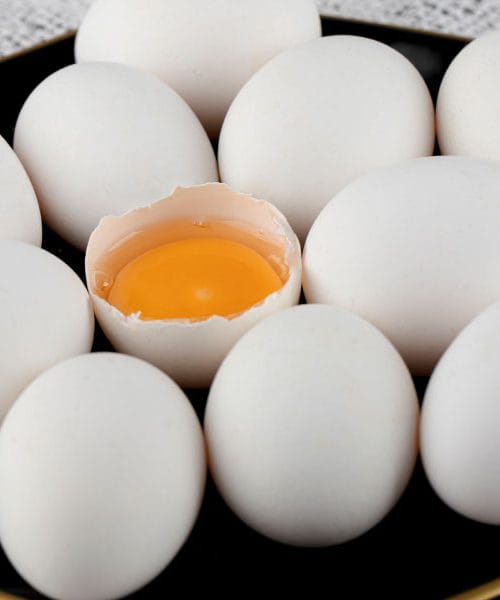 Ali res obstajajo jajca brez holesterola? Kratek odgovor je: ne, a obstaja pomembna izjema