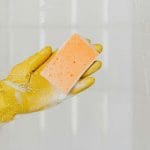 Čiščenje fug v kopalnici