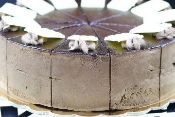 Skrivnost zapečene čokolade na tortah: trik, ki ga uporabljajo slaščičarji