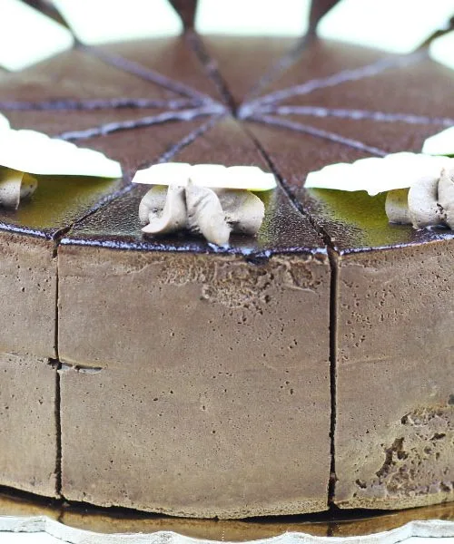 Skrivnost zapečene čokolade na tortah: trik, ki ga uporabljajo slaščičarji