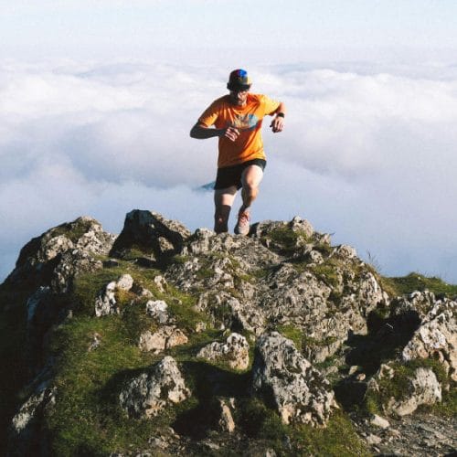 Hoja v hrib ali tek: kaj bolj pomaga pri kurjenju maščob in manj obremeni sklepe