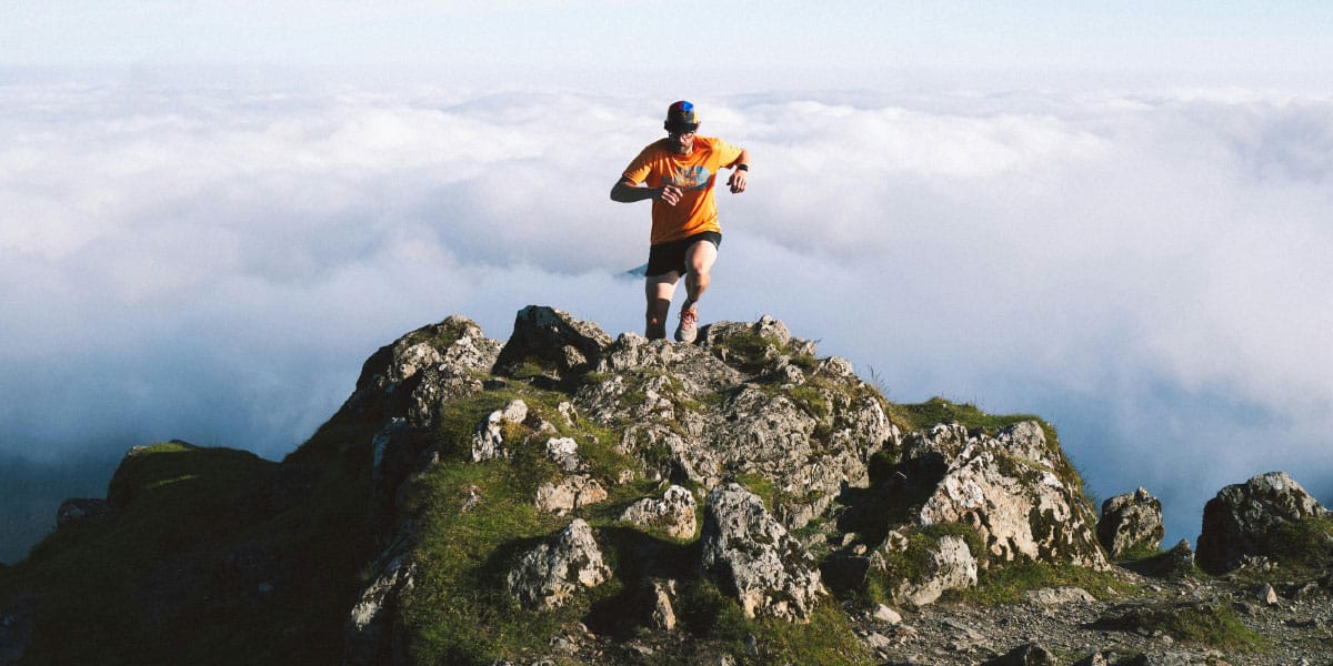 Hoja v hrib ali tek: kaj bolj pomaga pri kurjenju maščob in manj obremeni sklepe