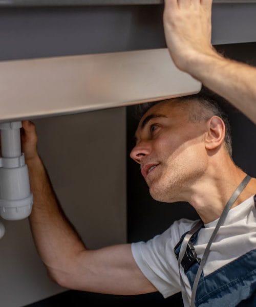 Pod kuhinjskim koritom se pogosto začne tako: znak, ki ga mnogi opazijo prepozno