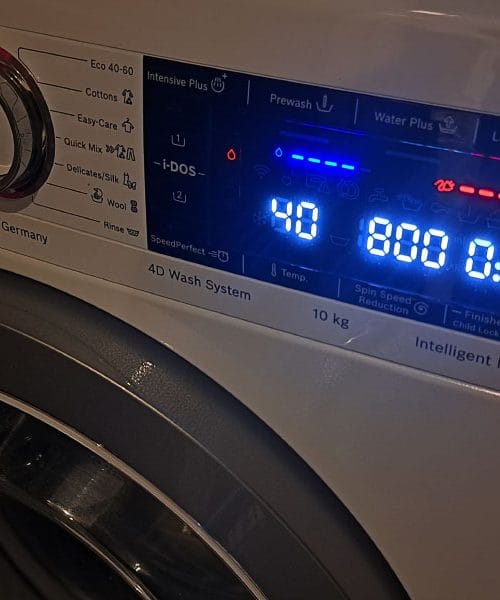 Hitro ali normalno pranje perila? Izbira, ki vpliva na račun in madeže