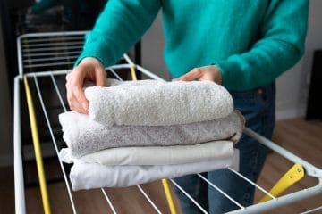 Brisače po pranju še vedno smrdijo? Te napake ne rešita niti prašek niti mehčalec