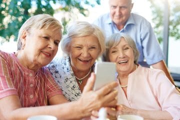 Prijateljstva po 60. letu – tiha bližina, ki dobi novo vrednost